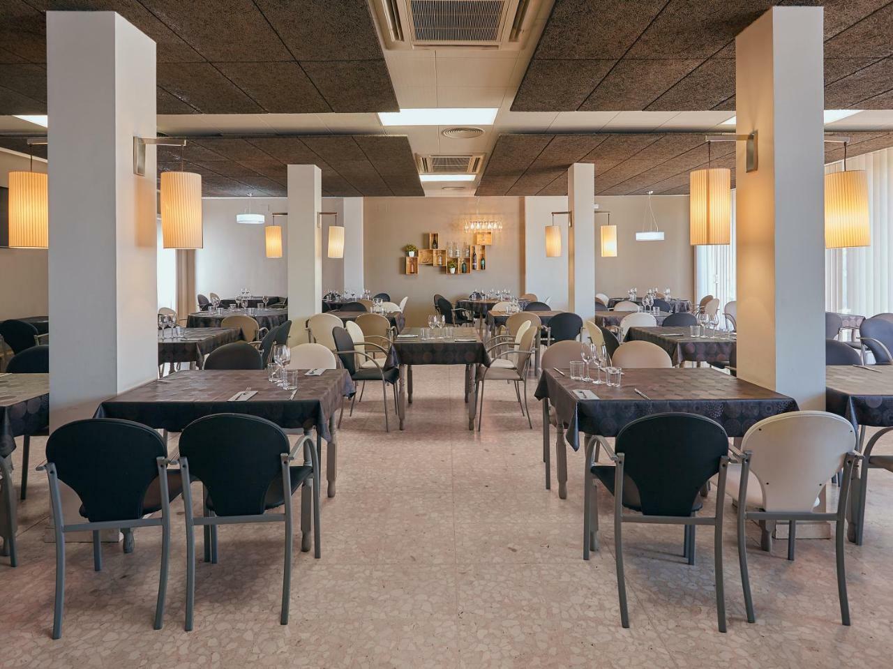 Hostal Nobadis Cervera  Ngoại thất bức ảnh