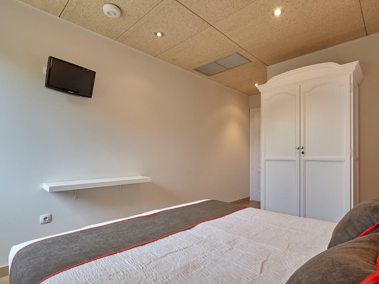 Hostal Nobadis Cervera  Ngoại thất bức ảnh