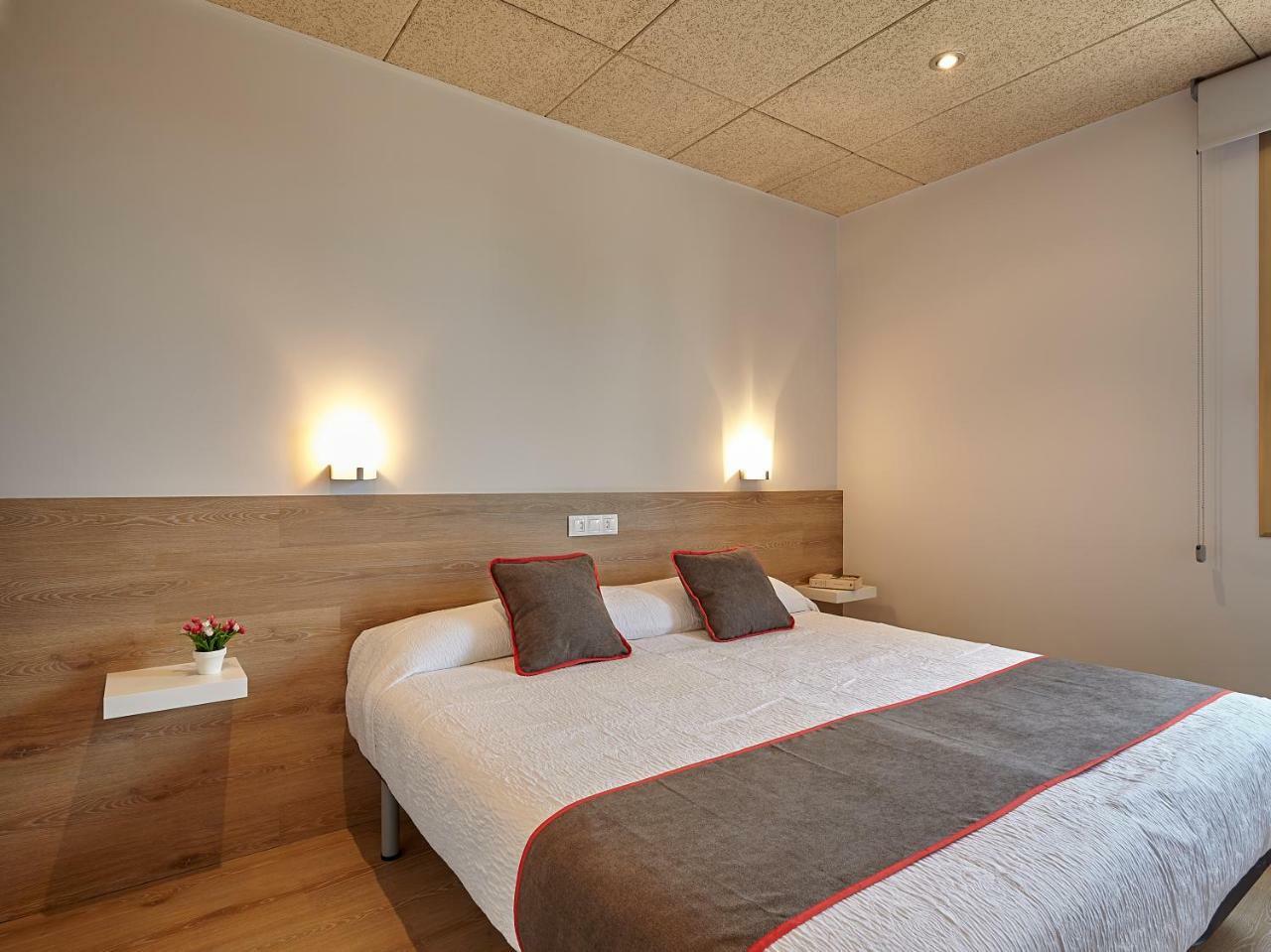 Hostal Nobadis Cervera  Ngoại thất bức ảnh