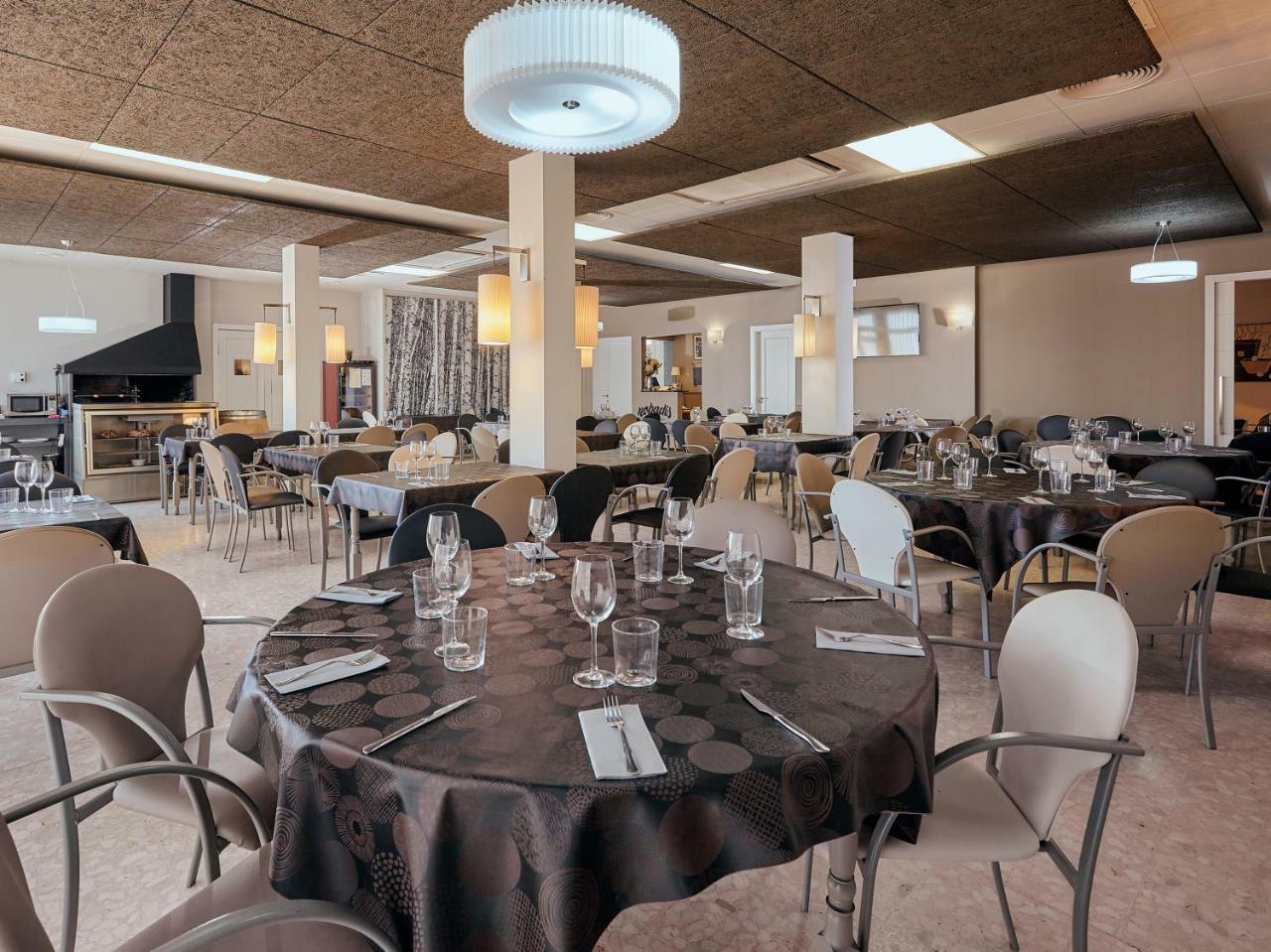 Hostal Nobadis Cervera  Ngoại thất bức ảnh